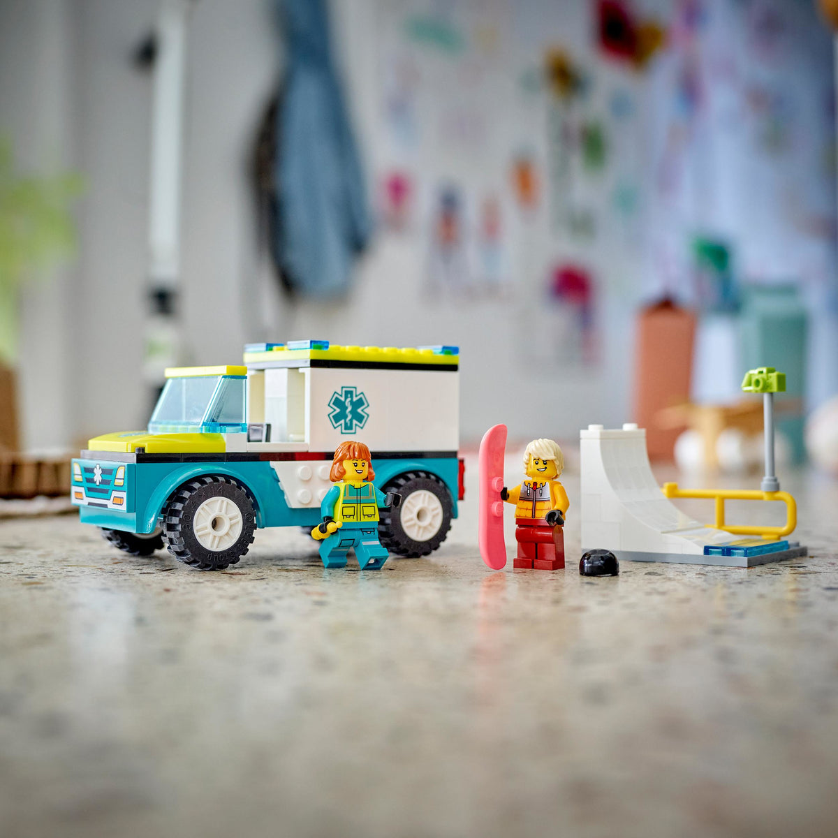 LEGO City 60403 ambulanza di emergenza e snowboarder