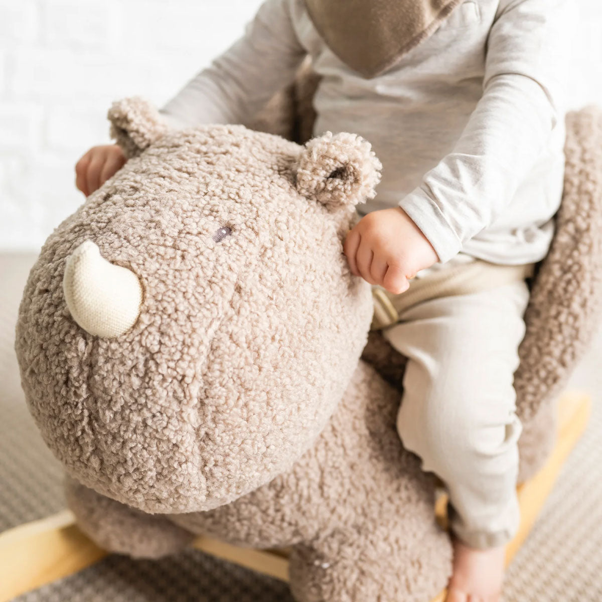 dondolo rinoceronte taupe in legno e peluche - 60x30x45cm
