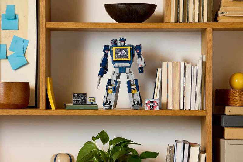 LEGO Icons 10358 transformers: soundwave