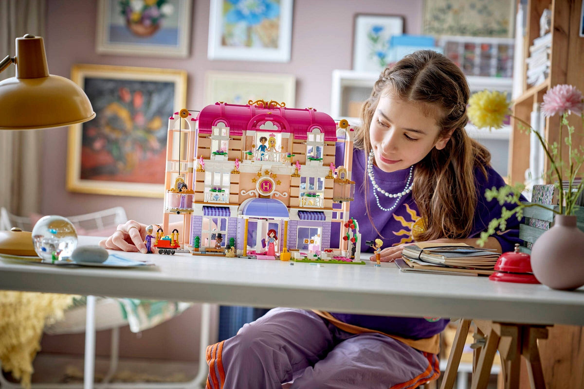 LEGO Friends 42704 grand hotel di heartlake city