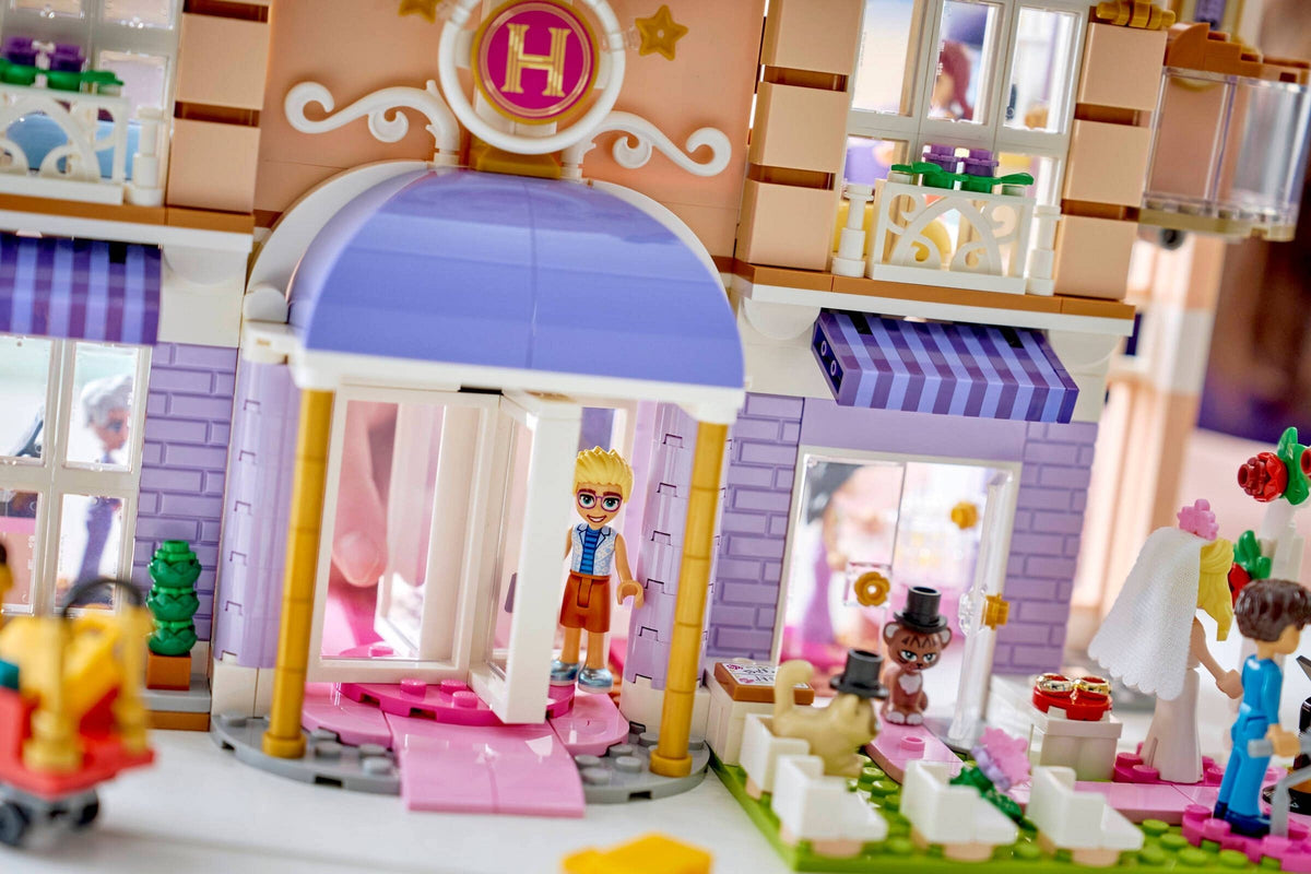 LEGO Friends 42704 grand hotel di heartlake city