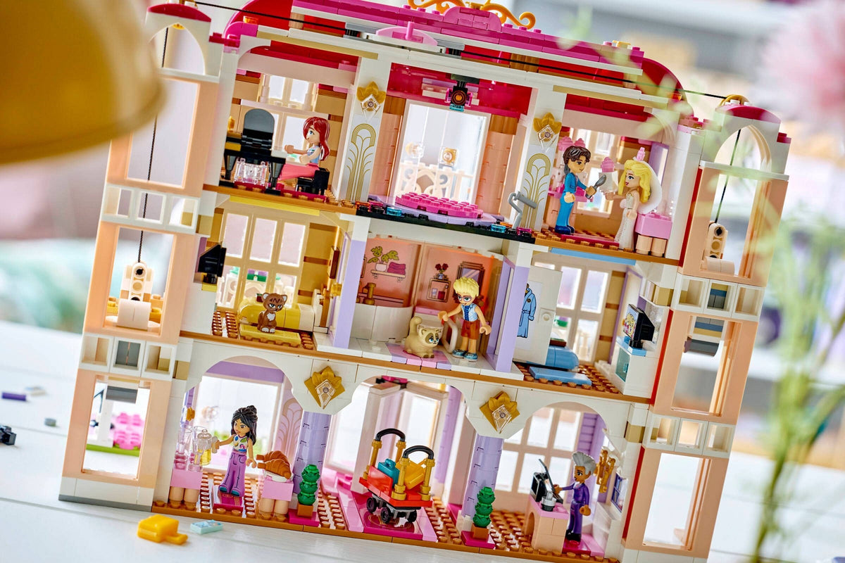 LEGO Friends 42704 grand hotel di heartlake city