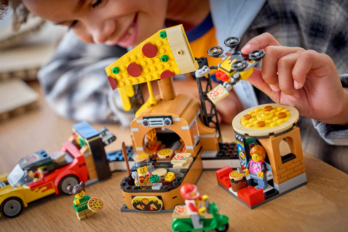 LEGO City 60496 centro di consegna pizze con veicoli